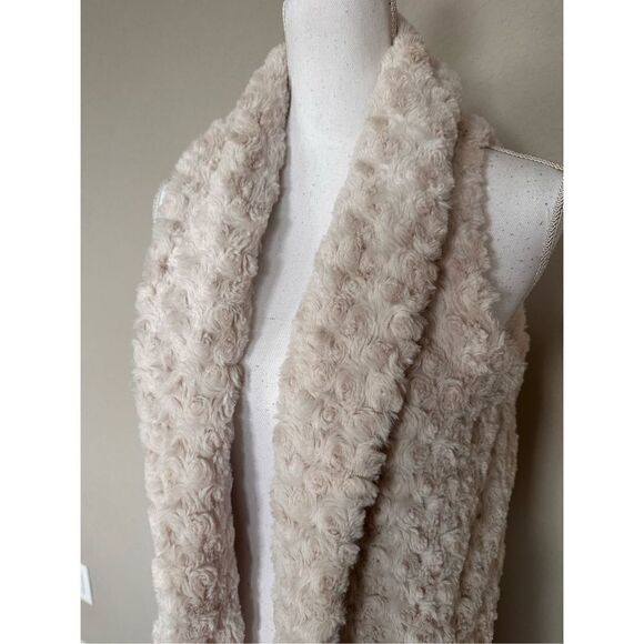 Altar’d State Plush Faux Fur vest - Picture 5 of 8